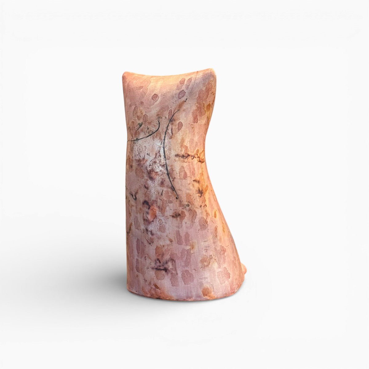 Dettaglio del fondo materico della scultura con sfumature pastello e segni neri.