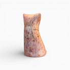 Dettaglio del fondo materico della scultura con sfumature pastello e segni neri.