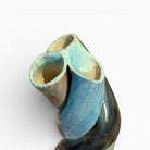 Dettaglio della base scultorea e della stabilità materica dell'opera Raku.