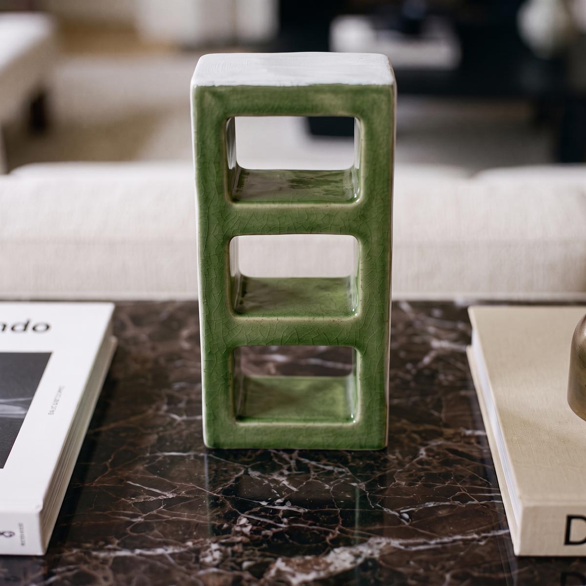 Sequenza Oliva scultura decorativa verde con tre aperture geometriche in un ambiente di interior design