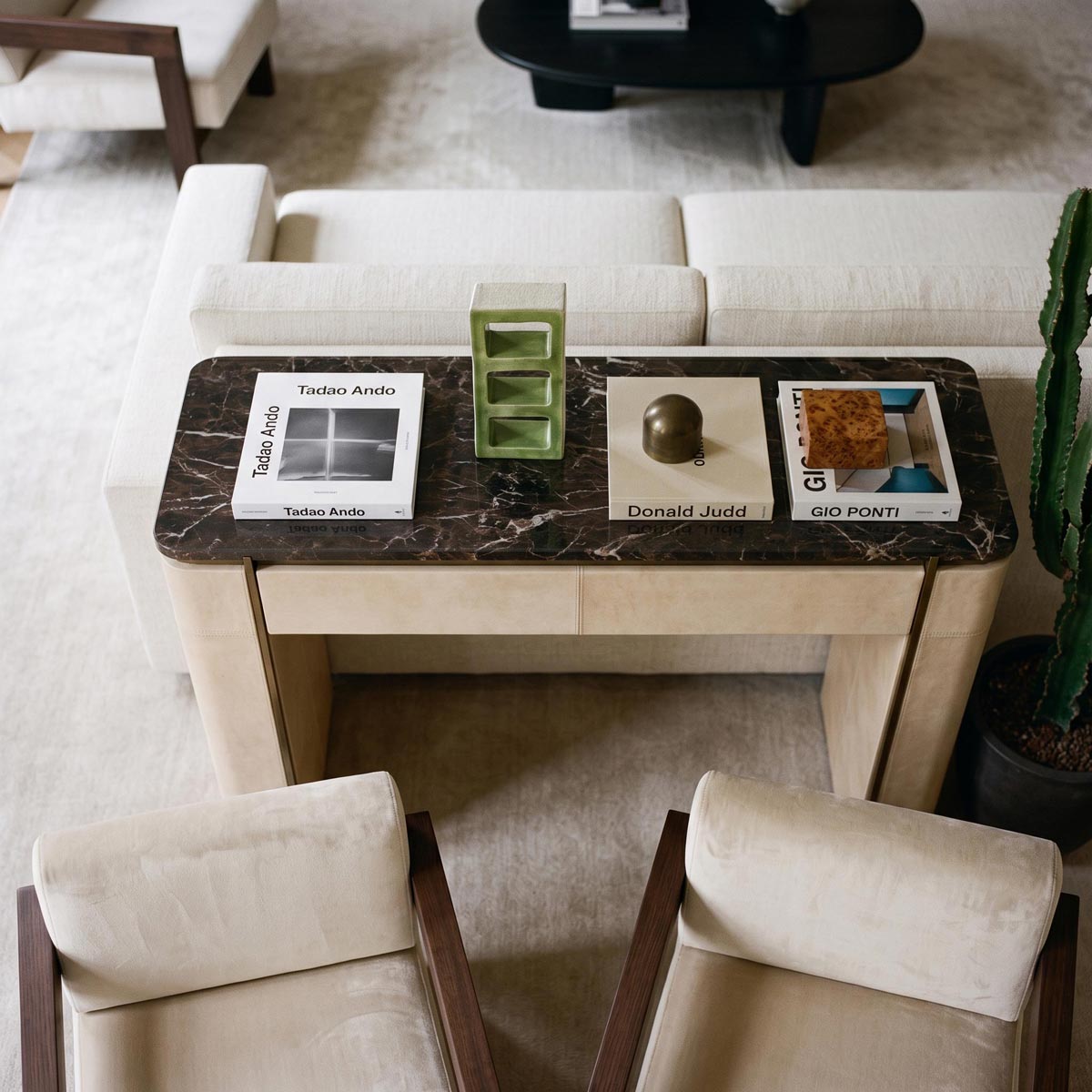 Scultura in ceramica artistica Sequenza Oliva esposta come oggetto di design in un living elegante