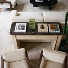 Scultura in ceramica artistica Sequenza Oliva esposta come oggetto di design in un living elegante
