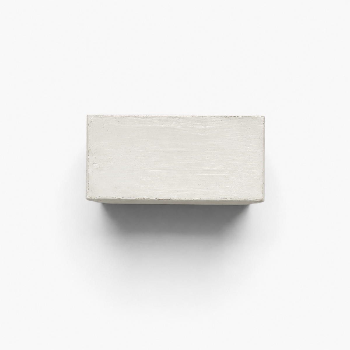 Vista tre quarti dall’alto di Sequenza Oliva, scultura in ceramica smaltata verde