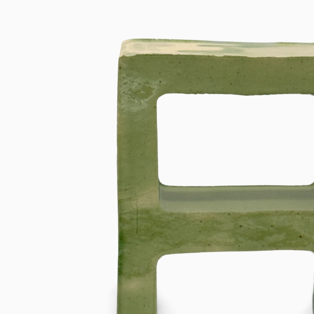 Vista laterale di Sequenza Oliva, oggetto scultoreo in ceramica con corpo chiaro