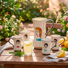 Dettaglio del vibrante colore giallo e blu sulla ceramica di Montelupo del set da limonata.