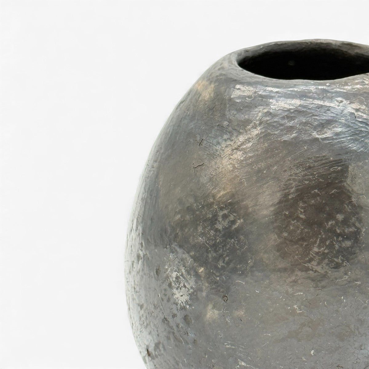 Vaso sferico nero in ceramica fatto a mano, vista frontale.