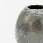 Vaso sferico nero in ceramica fatto a mano, vista frontale.