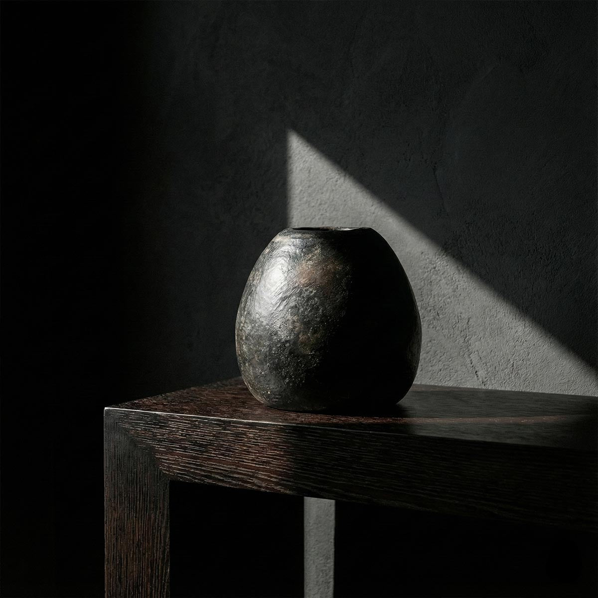 Dettaglio artistico vaso sferico nero ancestrale Farida in bianco e nero.
