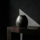 Dettaglio artistico vaso sferico nero ancestrale Farida in bianco e nero.