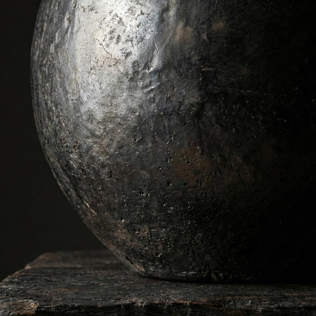 dettaglio del Vaso sferico nero in ambiente scuro