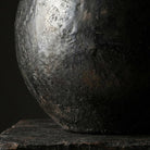 dettaglio del Vaso sferico nero in ambiente scuro