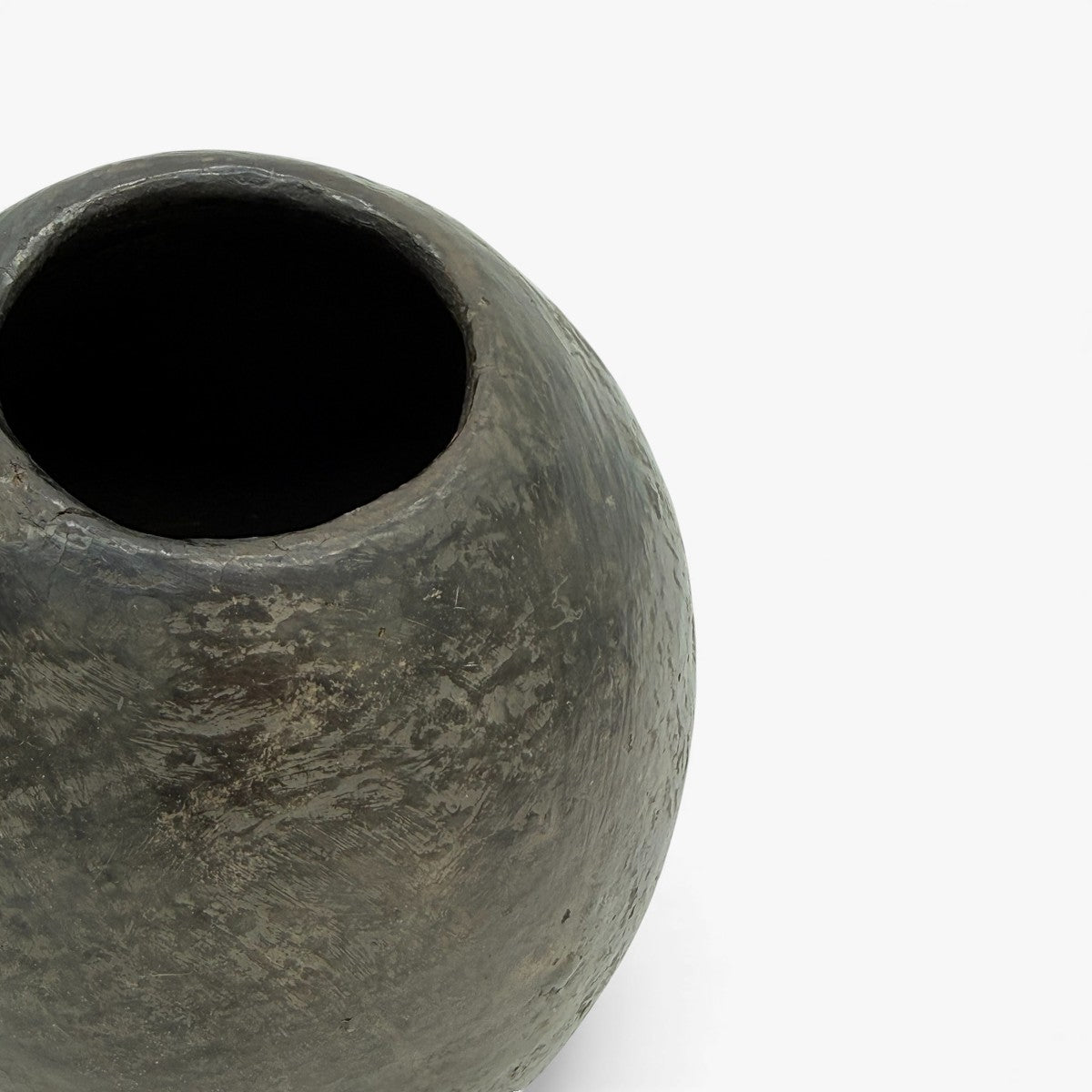 dettaglio del Vaso sferico nero su superficie bianca.