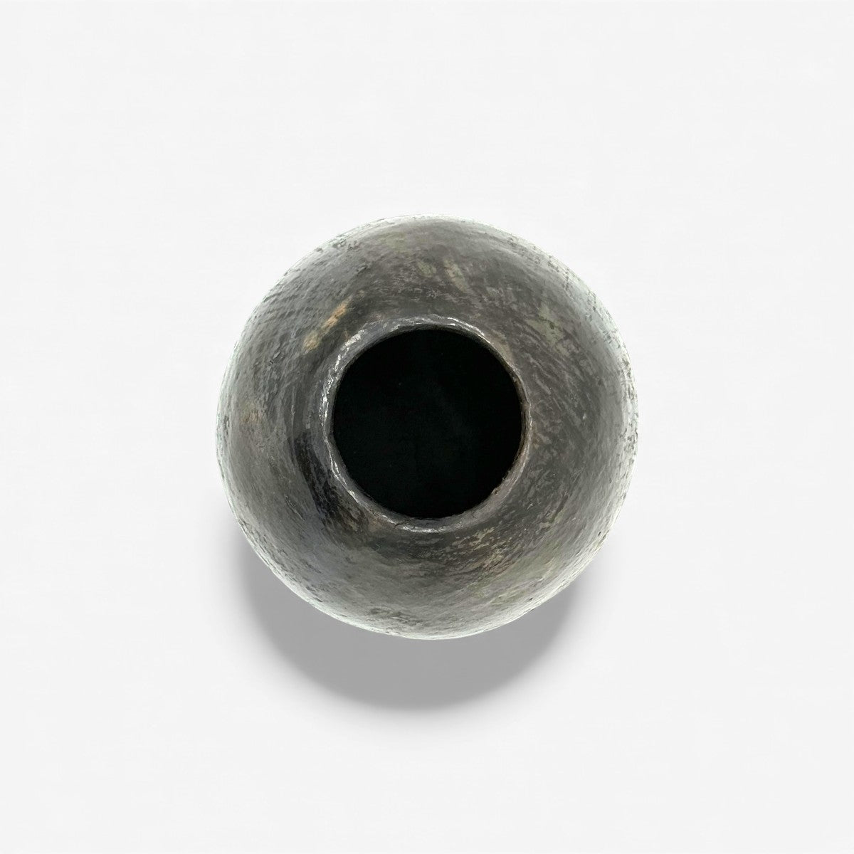 Oggetto decorativo vaso sferico nero ancestrale.