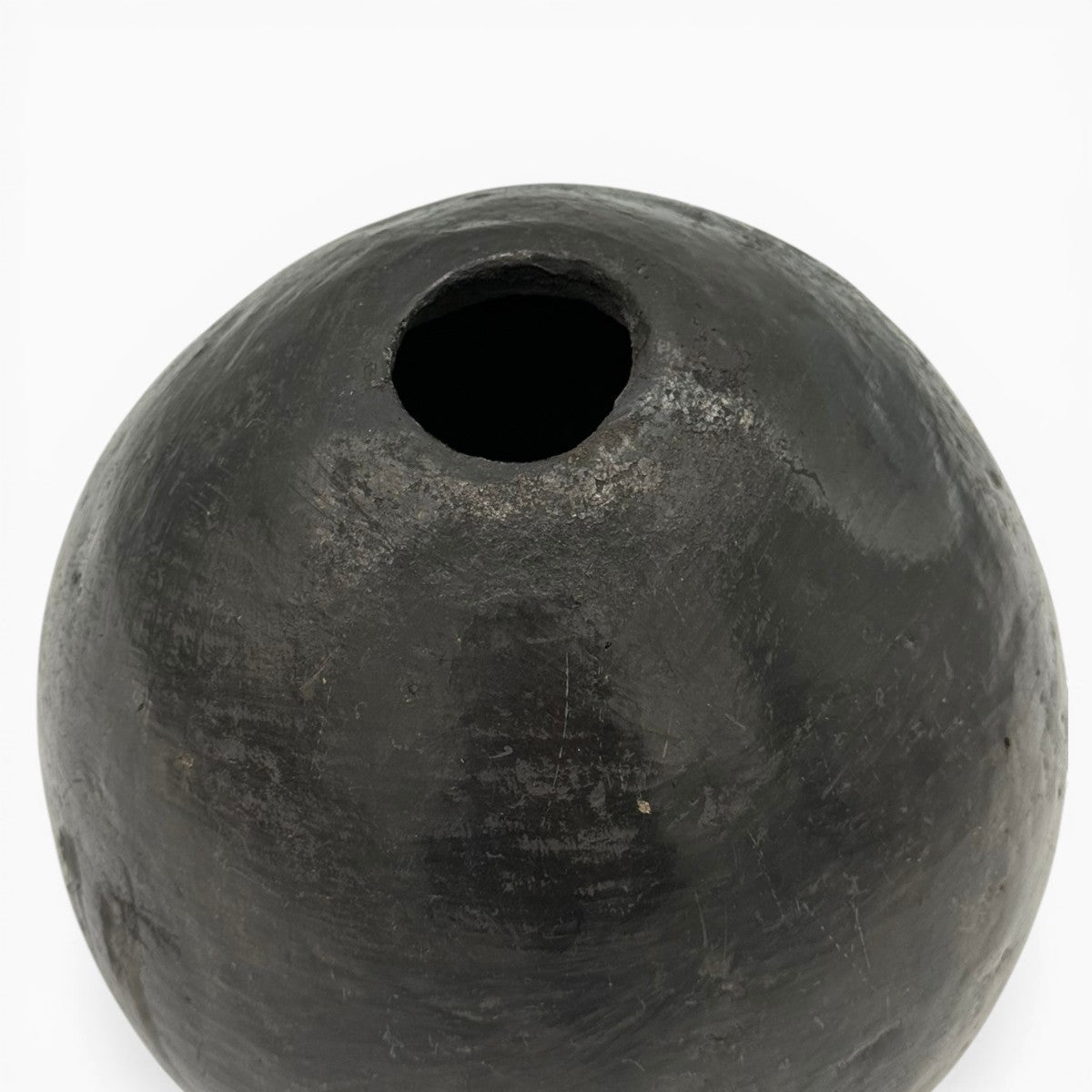 Sfera Marowa inserita in un contesto di arredo moderno.