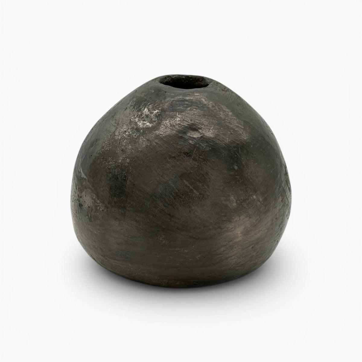 Primo piano dell'apertura circolare superiore della sfera in ceramica nera.