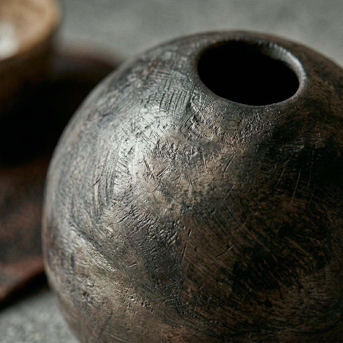 Sfera in ceramica nera Marowa, collezione Malles x Vicode, design sferico UNESCO.
