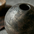 Sfera in ceramica nera Marowa, collezione Malles x Vicode, design sferico UNESCO.