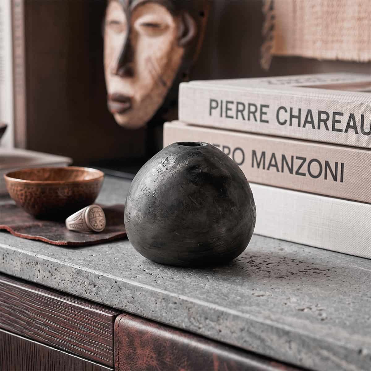 vaso di design malles x vicode ambientato su una credenza in pietra