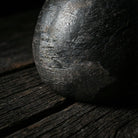 Dettaglio texture simile a un pianeta della sfera ceramica artigianale