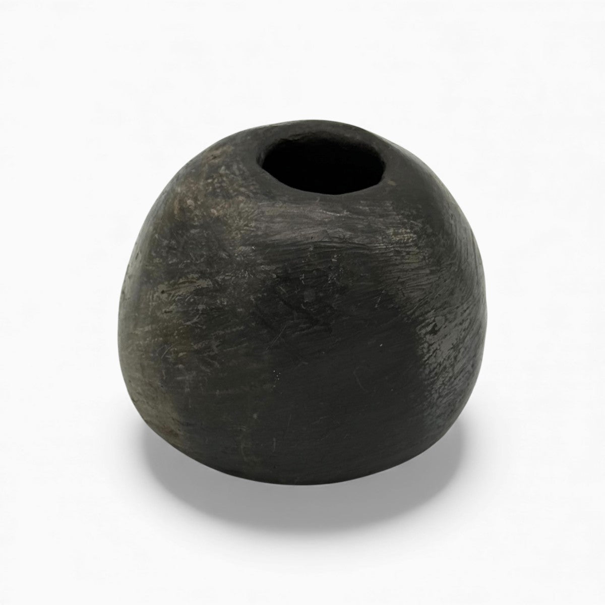 Finitura materica grezza e porosa della sfera ceramica fatta a mano