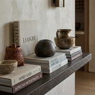 Piccola sfera ceramica decorativa ambientata su mensola di design