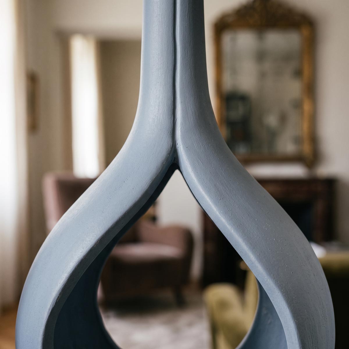 Vaso scultura di design Sillage in ceramica artistica con finitura gessosa opaca