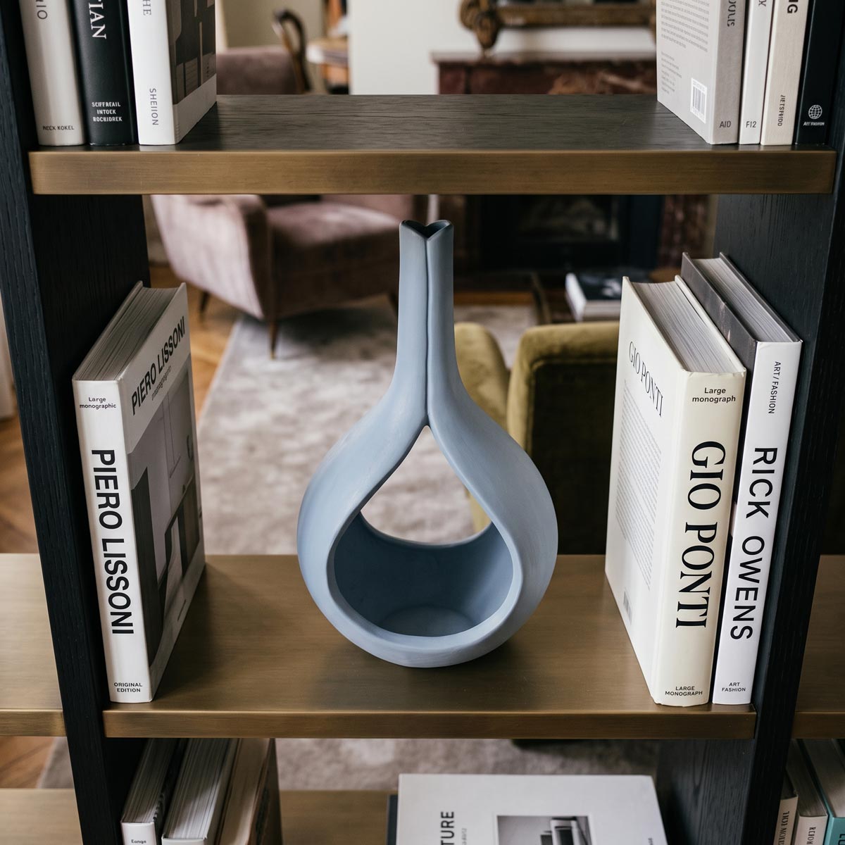 Vaso decorativo in ceramica Sillage CASAKŪ inserito in un ambiente di interior design