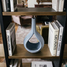 Vaso decorativo in ceramica Sillage CASAKŪ inserito in un ambiente di interior design