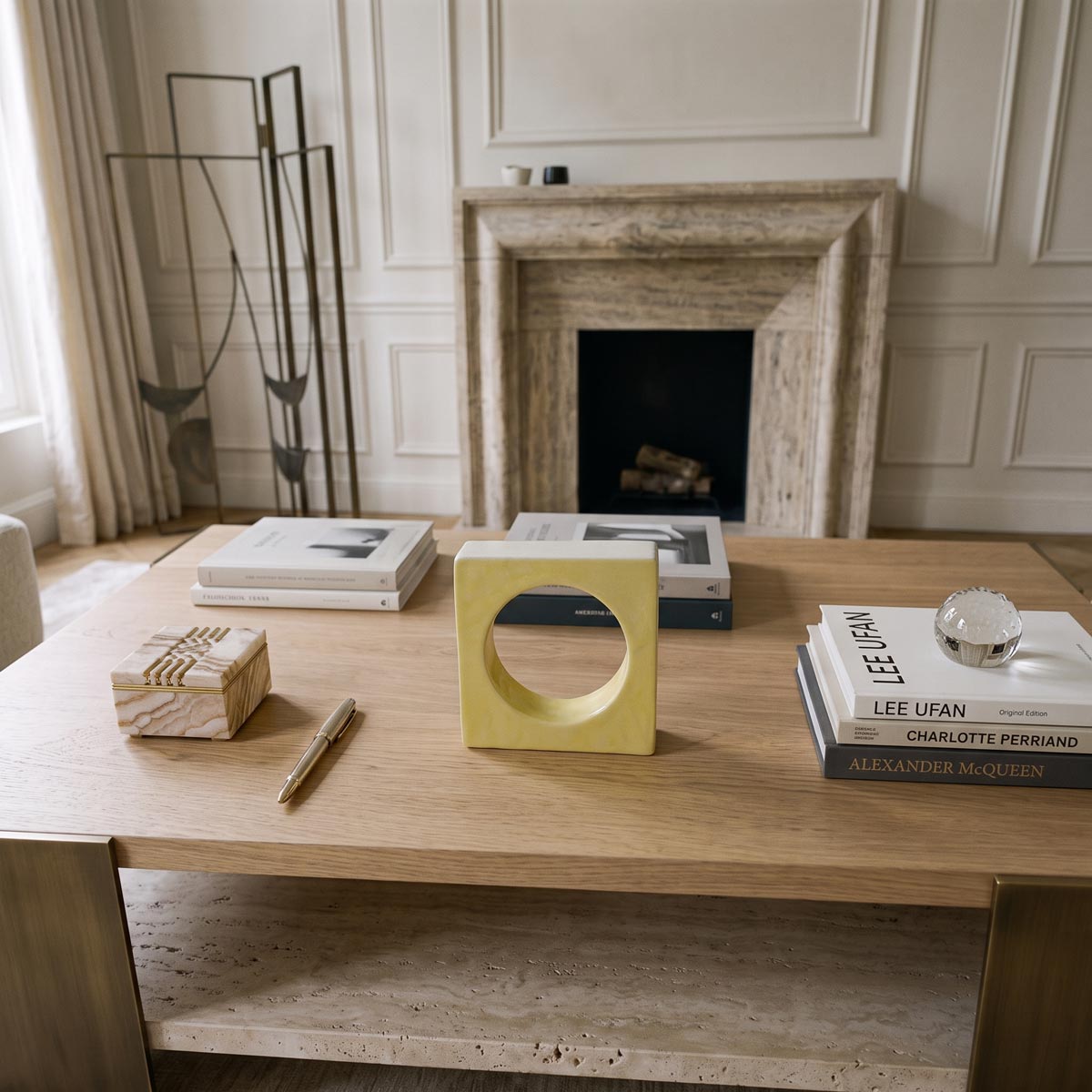 Scultura in ceramica smaltata Soglia Solare esposta come oggetto di design in un living elegante
