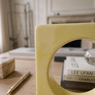 Soglia Solare ceramica artistica giallo ocra con apertura circolare in un ambiente di interior design