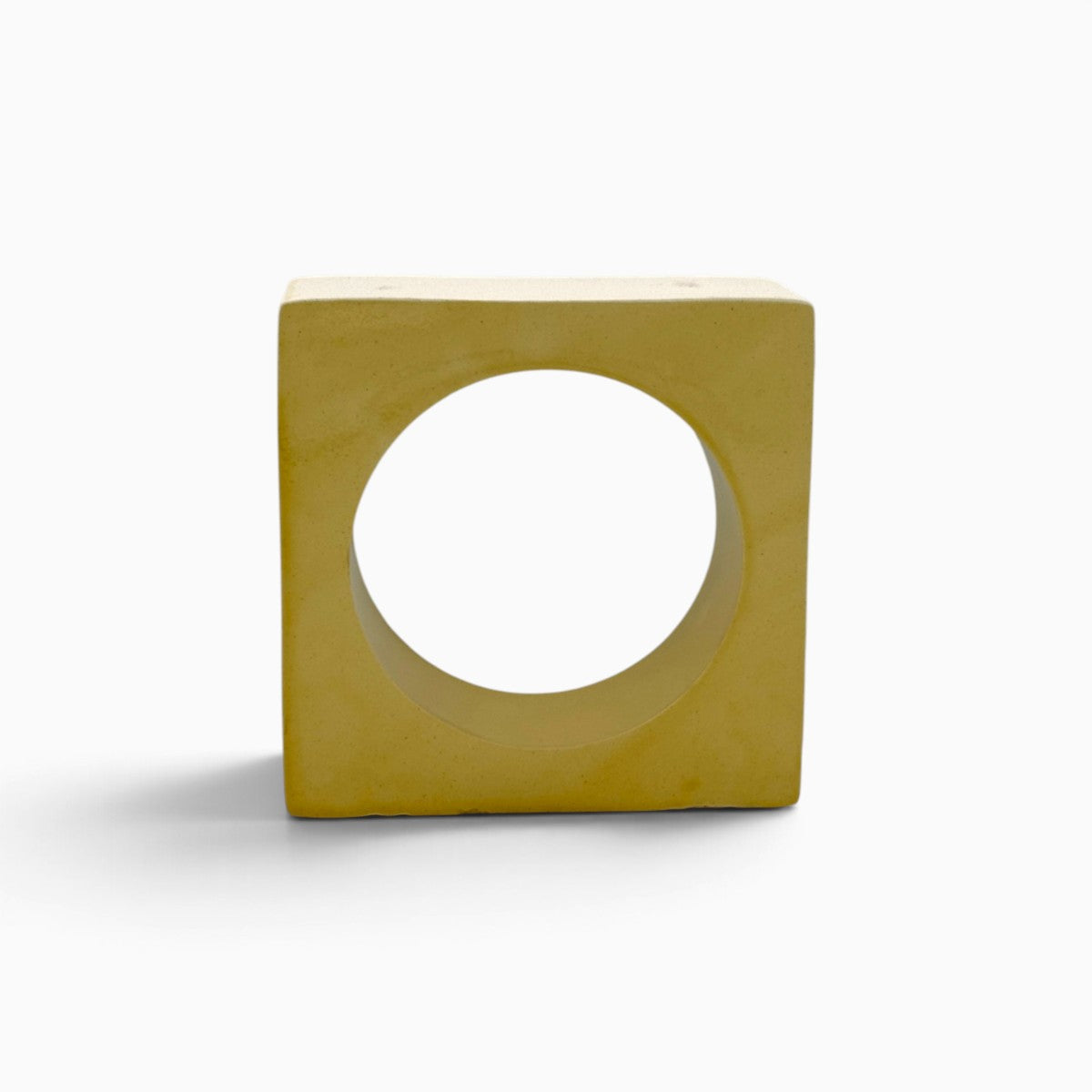 Soglia Solare scultura geometrica in ceramica smaltata gialla su sfondo bianco
