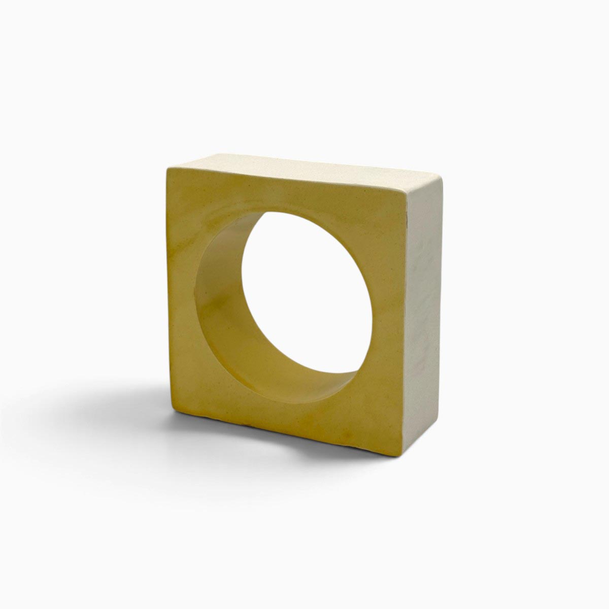 Vista frontale di Soglia Solare, scultura in ceramica artistica con grande apertura circolare
