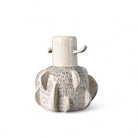 Vista di tre quarti del vaso Sussurri di Corteccia, che evidenzia i giochi di luce sulla texture.