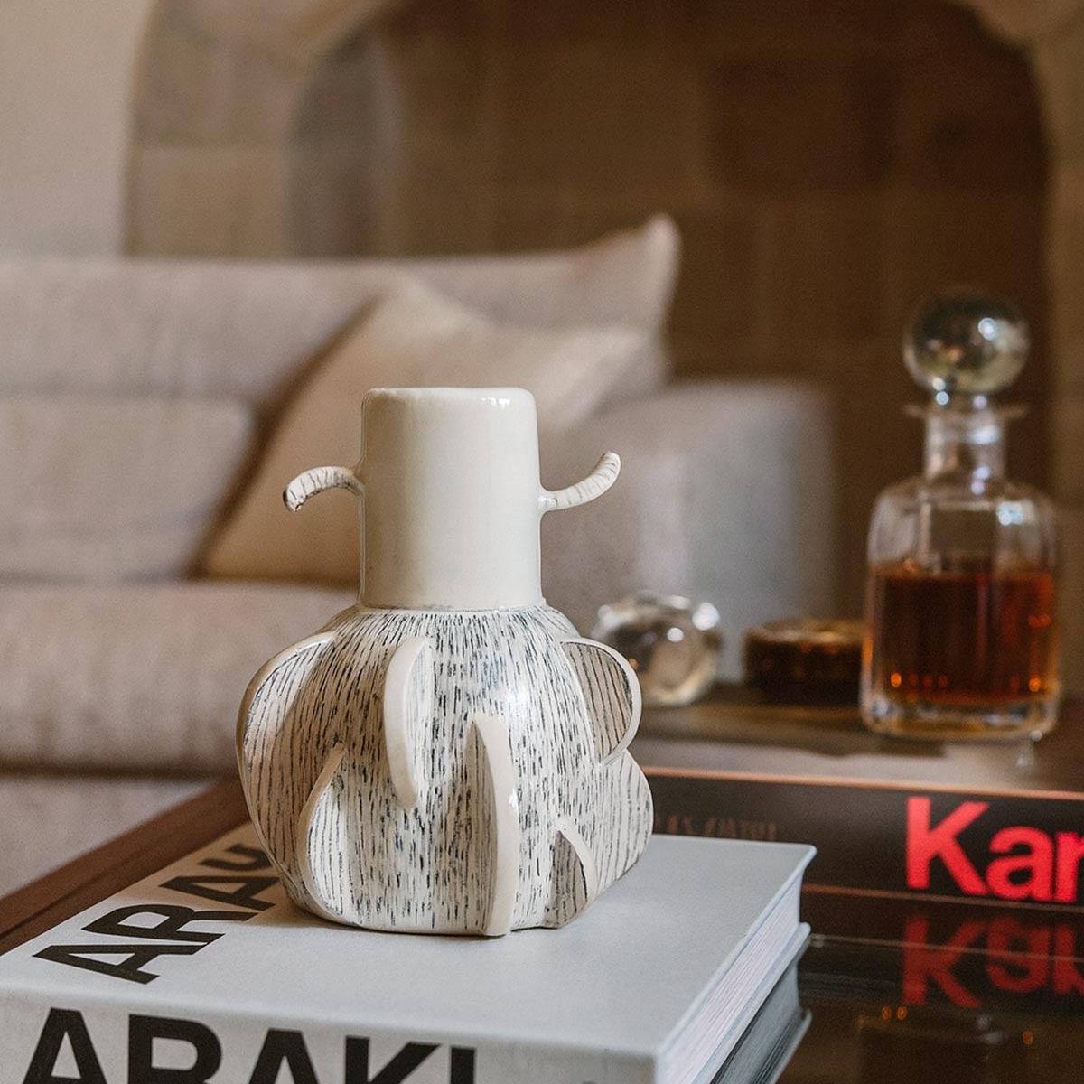 Vaso scultoreo in ceramica Sussurri di Corteccia, con texture effetto corteccia e anse decorative.