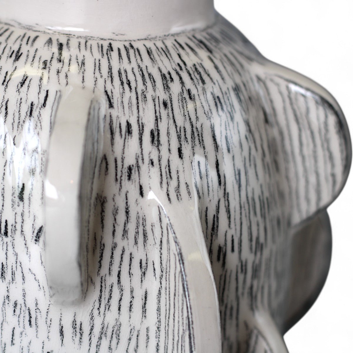 Il vaso Sussurri di Corteccia come pezzo d'accento in un salotto dal design minimalista.