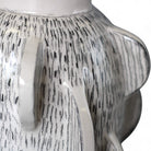 Il vaso Sussurri di Corteccia come pezzo d'accento in un salotto dal design minimalista.