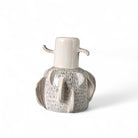 Dettaglio delle piccole anse laterali a forma di ramo del vaso Sussurri di Corteccia.