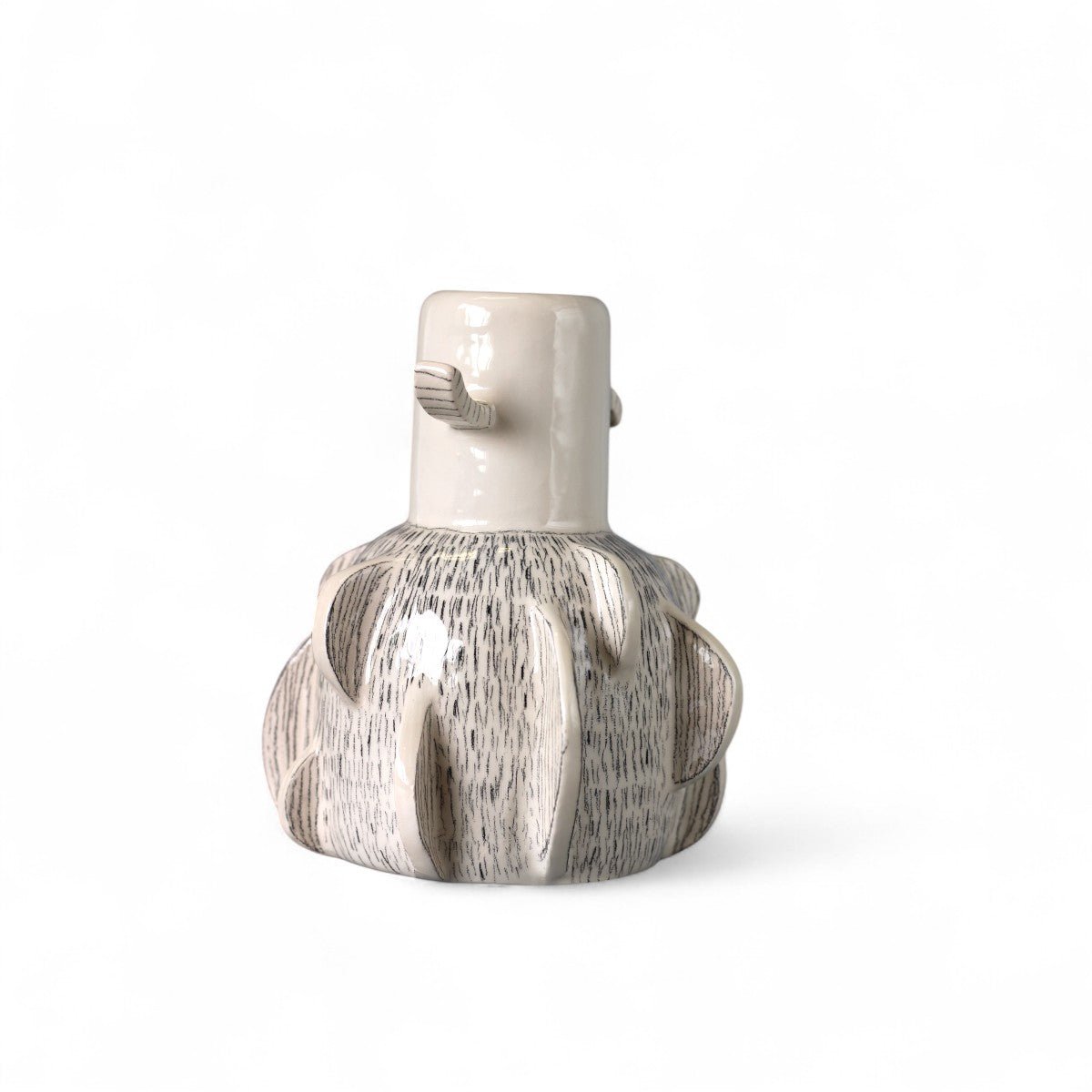 Il vaso scultoreo in ceramica esposto da solo, senza fiori, per esaltarne la forma.