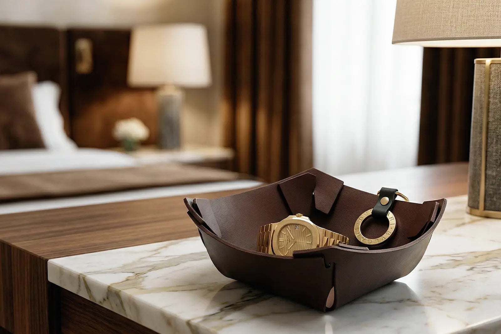 Svuotatasche GESTO in cuoio su un comodino di una camera elegante