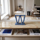 Scultura in ceramica artistica Tensione Cobalto esposta come oggetto di design in un living elegante