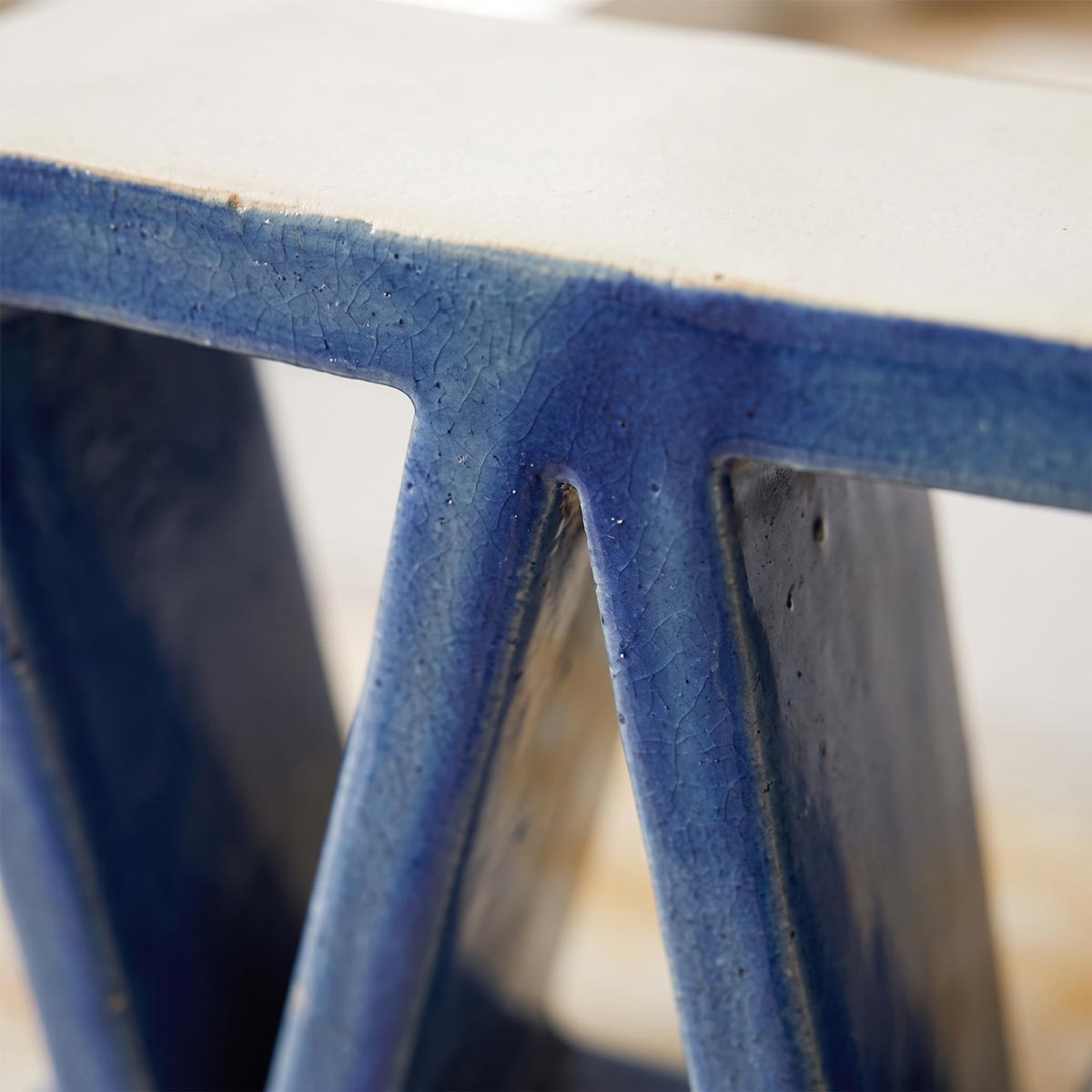 Tensione Cobalto scultura decorativa blu cobalto con aperture diagonali in un interno di design