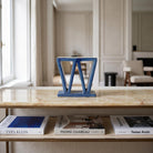 Tensione Cobalto scultura geometrica in gres smaltato blu ambientata in un interno contemporaneo
