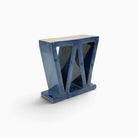 Tensione Cobalto scultura geometrica in gres smaltato blu su sfondo bianco