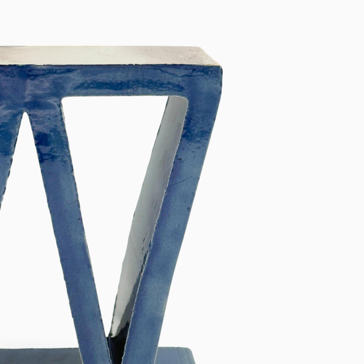 Vista tre quarti della scultura geometrica Tensione Cobalto in gres smaltato blu cobalto