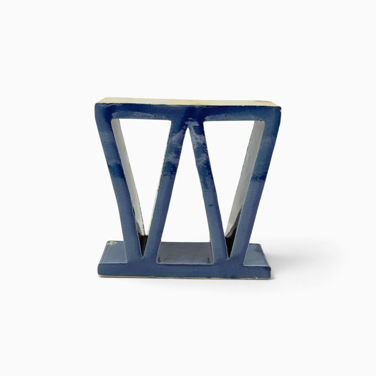 Vista frontale di Tensione Cobalto, scultura in ceramica artistica con geometrie diagonali