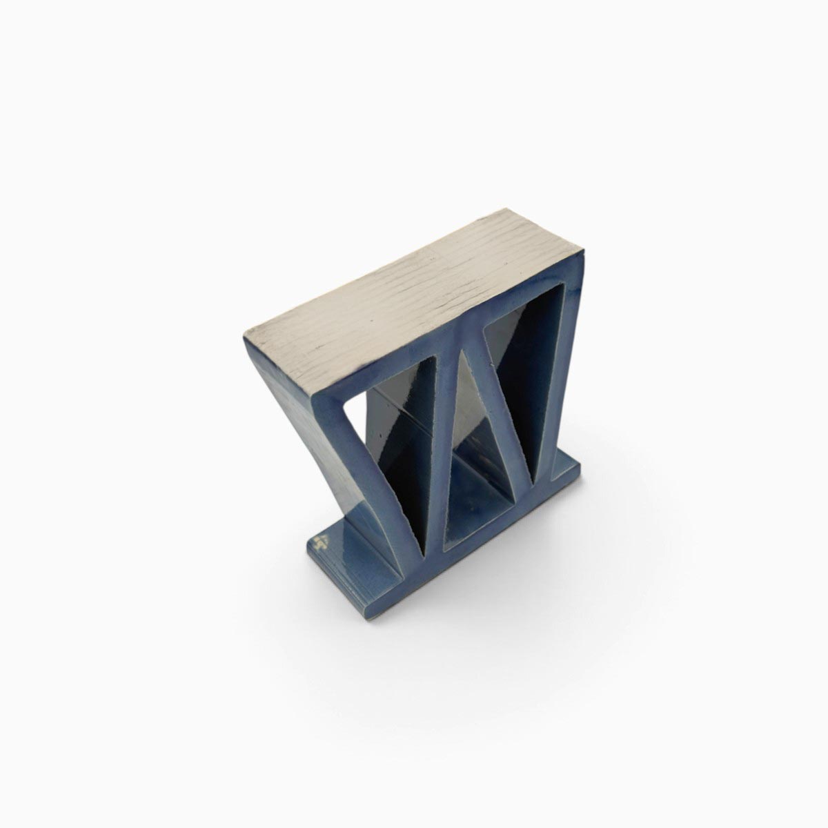 Vista laterale di Tensione Cobalto, oggetto scultoreo in ceramica smaltata blu