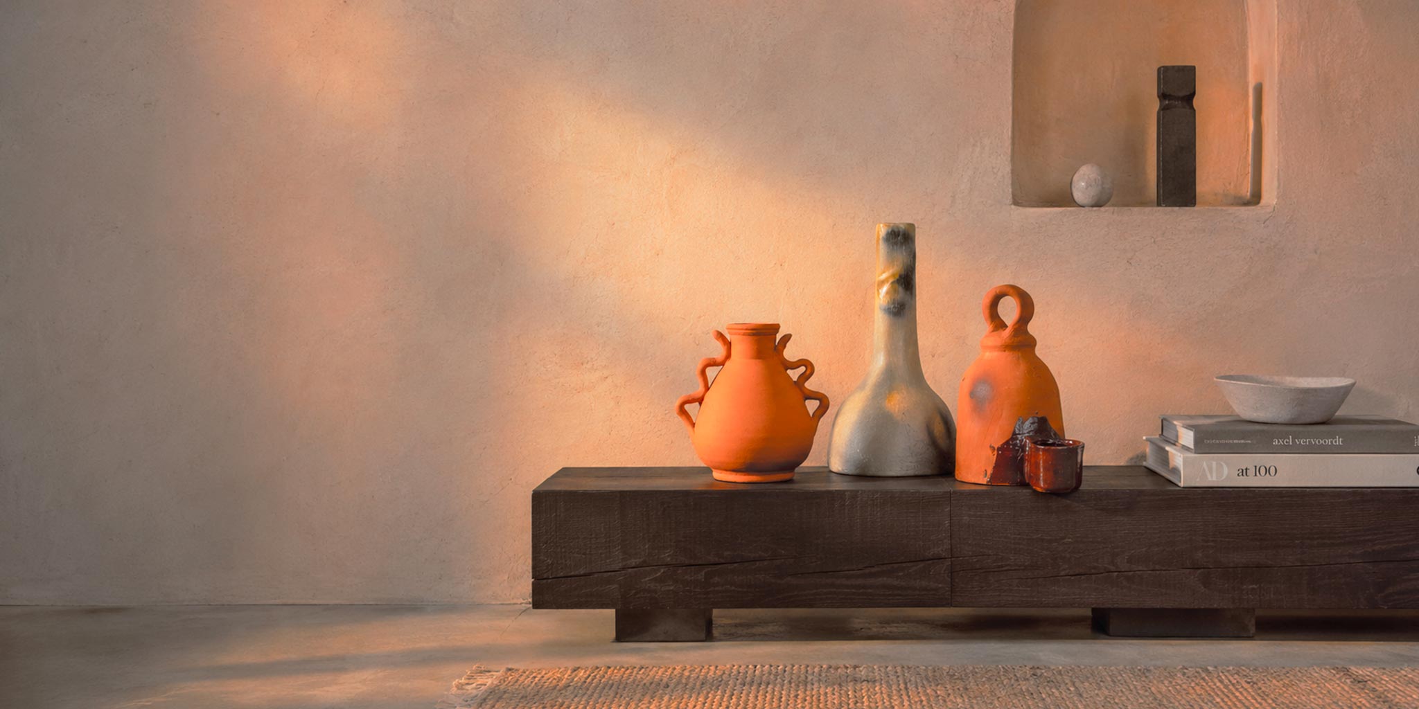 Ceramiche e oggetti di design Vicode nelle tonalità terracotta, ocra, ruggine e ambra