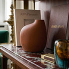 Vaso di design CASAKŪ in ceramica terracotta con finitura gessosa opaca