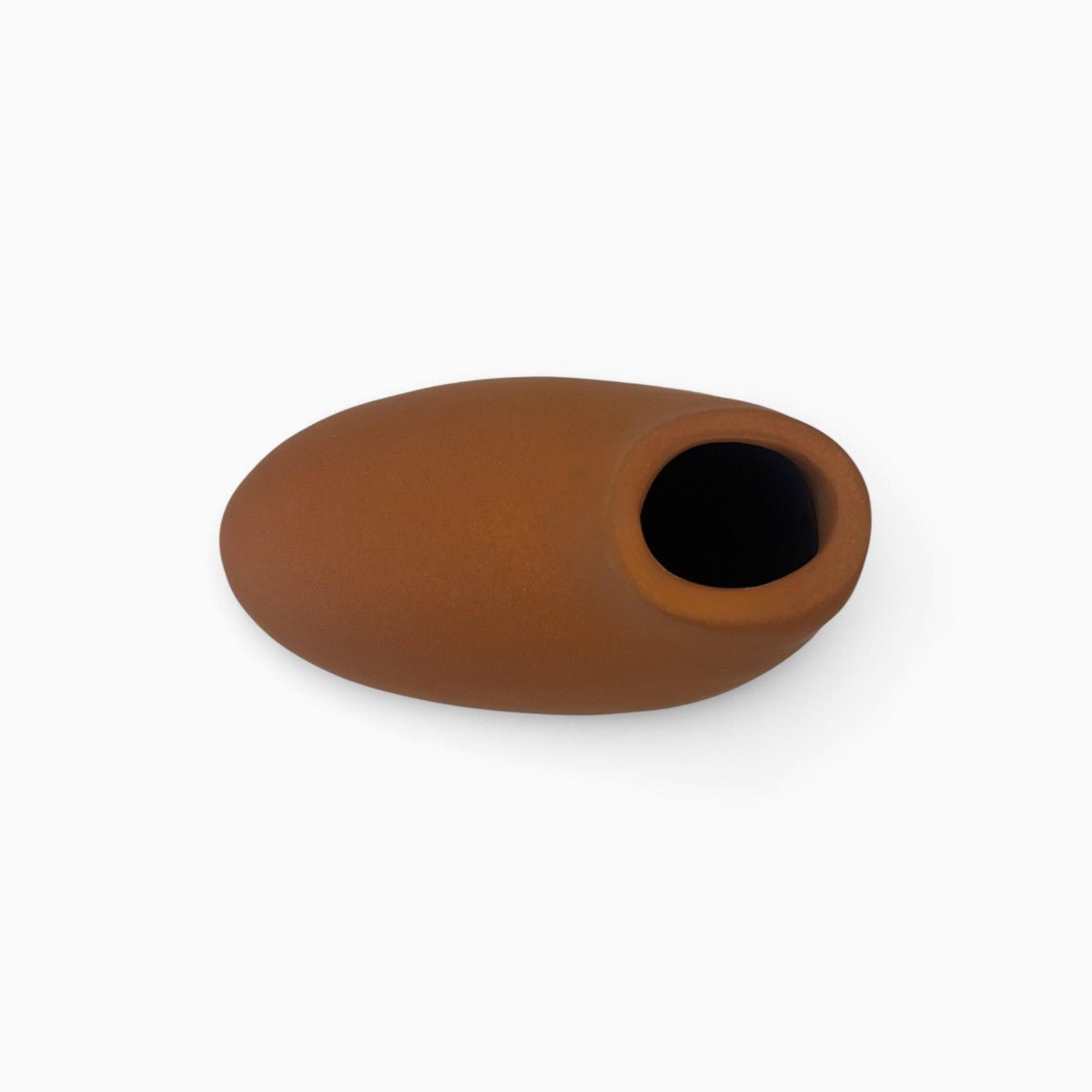 Tessera vaso di design in ceramica artistica color terracotta su sfondo bianco