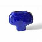 La scultura Selena in un ambiente notturno, illuminata da una luce soffusa.